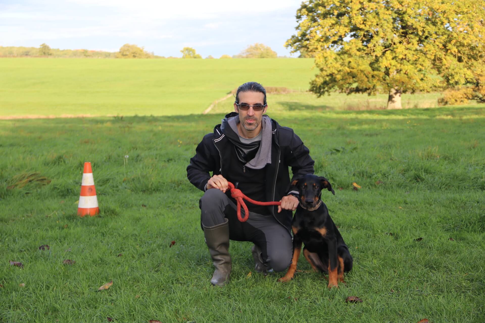 Richard DEKEN dresse un Beauceron sur son terrain d'entrainement pour chien à Arcy-sur-Cure